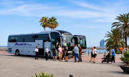 Autobús Avant Grup junto al mar