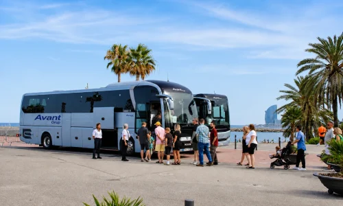 Autobuses Avant Grup junto al mar